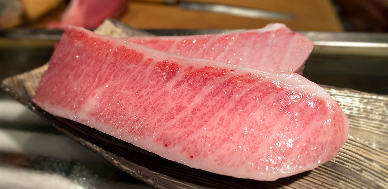จูโทโระ-โอโทโระ เนื้อติดมัน สีชมพูไล่ไปสีขาว ยิ่งมีปริมาณไขมันมากยิ่งหวานละลายในปาก