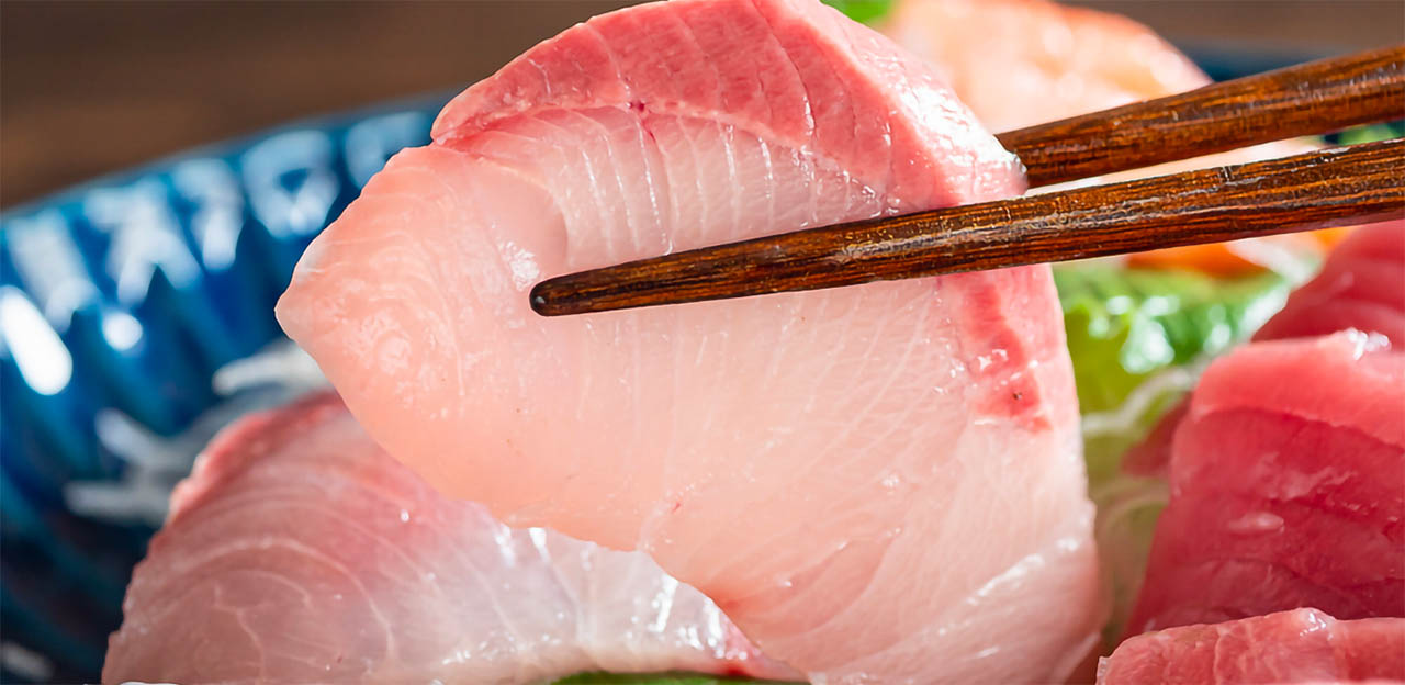 ปลาบุริ/ซุทเซอุโอะ รสชาติหวานมัน นิยมทานทั้งดิบ และสุก มักเอาคางไปย่าง