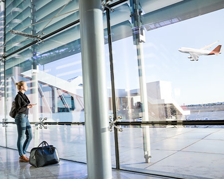 ผู้หญิงเลือกเที่ยวบินแบบ Transit Flight หรือการต่อเครื่องที่สนามบินระหว่างทาง