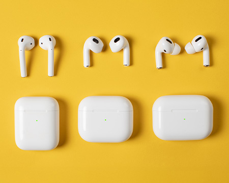 เปรียบเทียบ AirPods หลายรุ่นโดยนำมาวางเรียงกัน