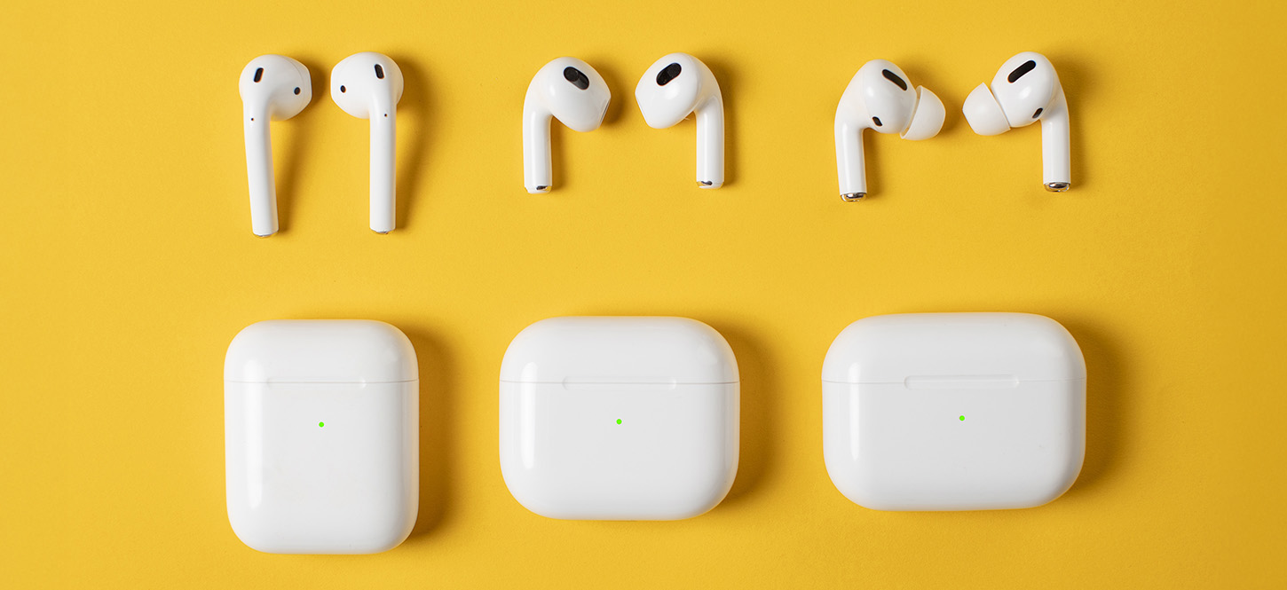 เปรียบเทียบ AirPods หลายรุ่นโดยนำมาวางเรียงกัน