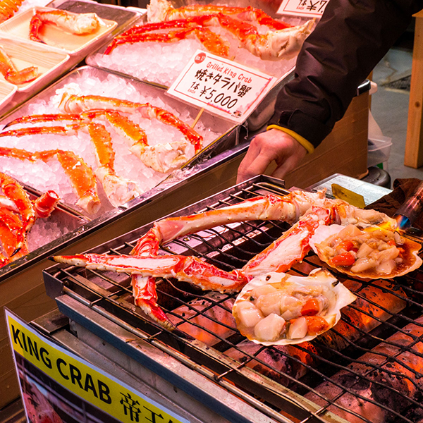 ตลาดปลาTSUKIJIมีอาหารทะเลย่างวางขายสำหรับคนชอบอาหารทะเล
