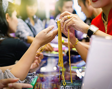 ลูกค้าซื้อทองผ่อนบัตรเครดิตที่ร้านขายทอง