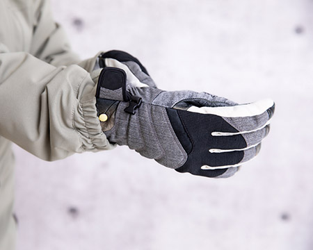 ผู้หญิงใส่ถุงมือหนา เพื่อเตรียมความพร้อมก่อนเล่นสกีที่ญี่ปุ่น
