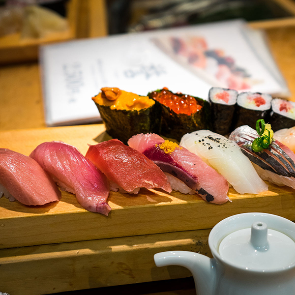 ซูชิปลาดิบจากตลาดปลาญี่ปุ่น TSUKIJI