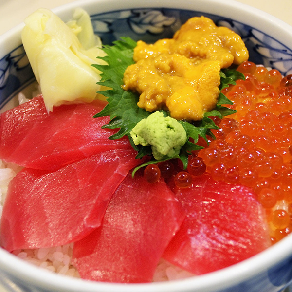 ข้าวหน้าปลาดิบที่ตลาดปลาญี่ปุ่นTSUKIJI