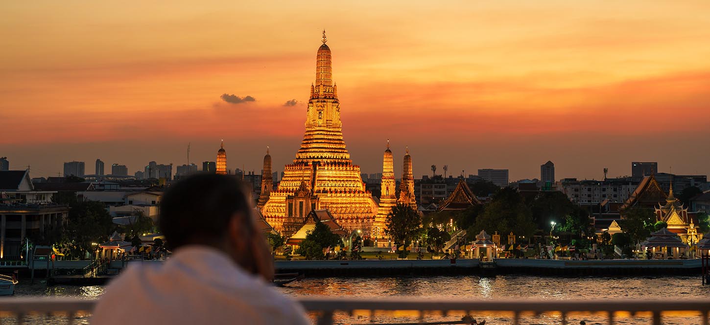 วิววัดอรุณช่วงพระอาทิตย์ตกดินจากร้านอาหาร Rooftop ริมแม่น้ำเจ้าพระยา