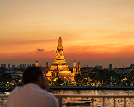 วิววัดอรุณช่วงพระอาทิตย์ตกดินจากร้านอาหาร Rooftop ริมแม่น้ำเจ้าพระยา