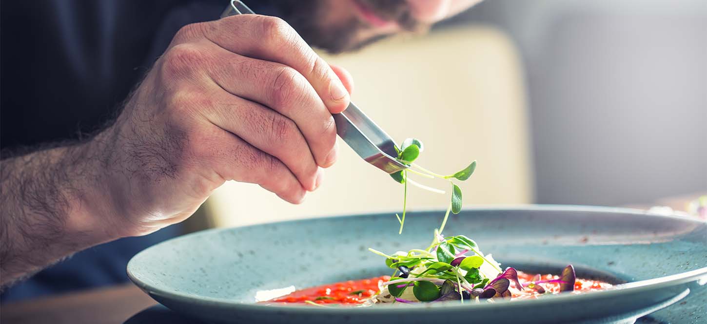 เชฟกำลังจัดจานในร้านอาหาร Fine Dining
