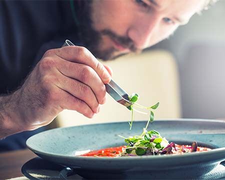 เชฟกำลังจัดจานในร้านอาหาร Fine Dining
