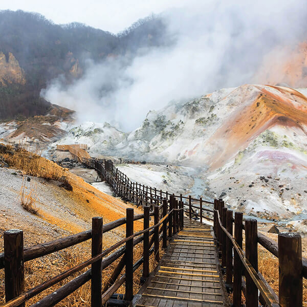 หุบเขานรกจิโงคุดานิเป็นสถานที่เที่ยวฮอกไกโด ที่มีจุดเด่นก็คือบ่อน้ำร้อน
