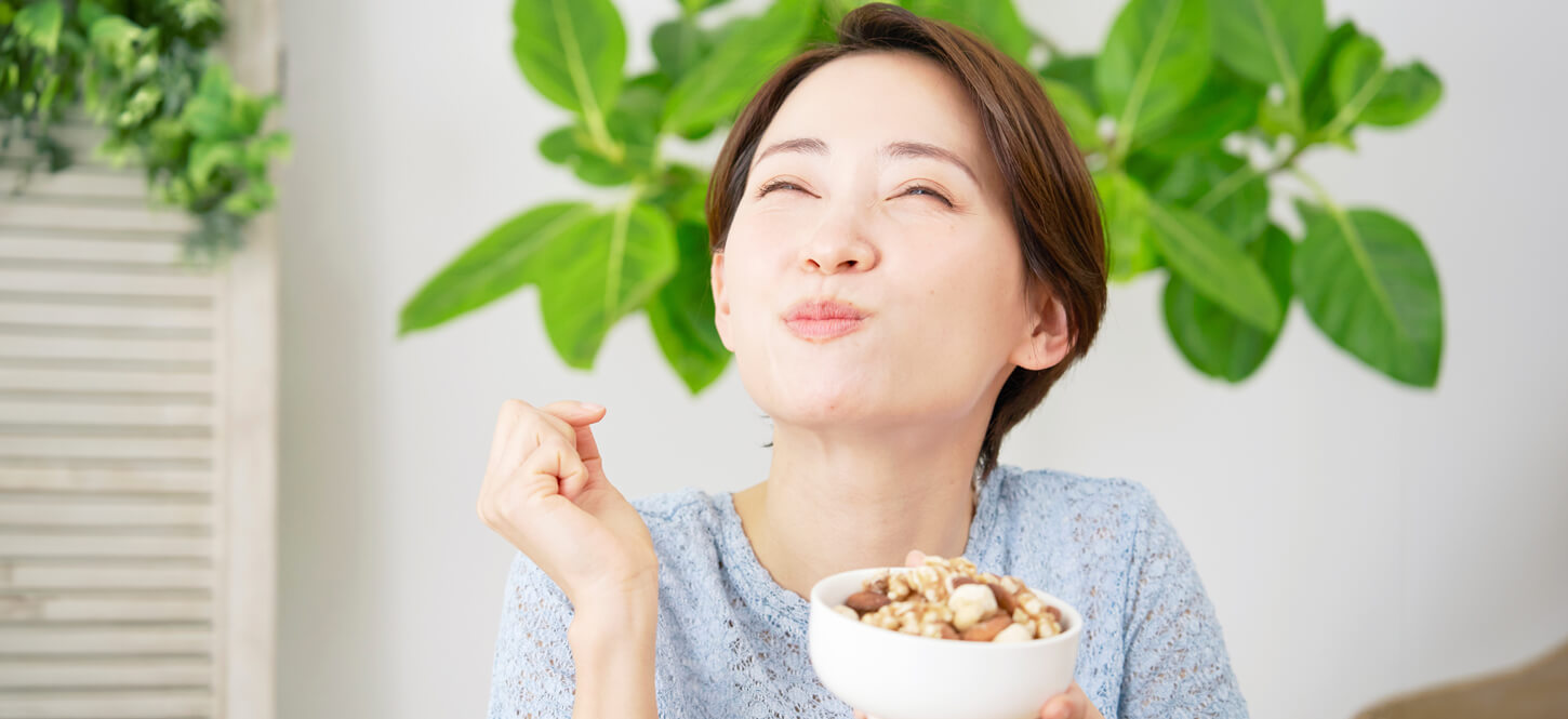 ผู้หญิงดูแลตัวเองในวัย 30 ด้วยการกินอาหารมีประโยชน์