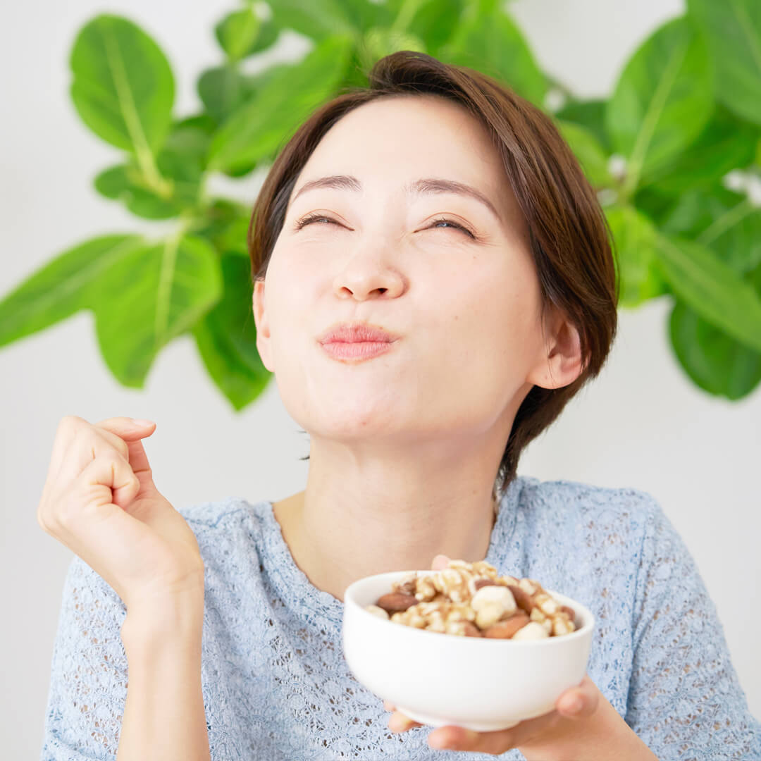 ผู้หญิงดูแลตัวเองในวัย 30 ด้วยการกินอาหารมีประโยชน์
