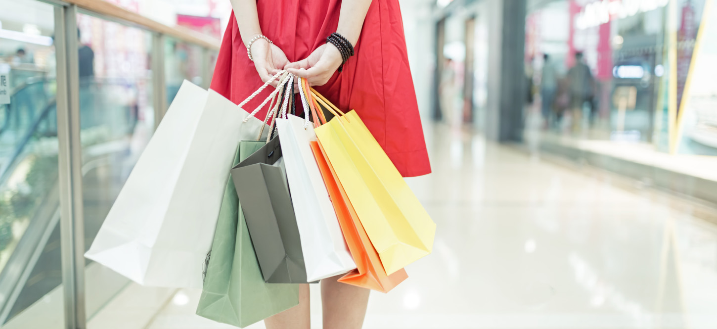 หญิงสาวช้อปปิ้งสินค้าในห้างจีน พร้อมจ่ายเงินด้วยแอปฯ Alipay