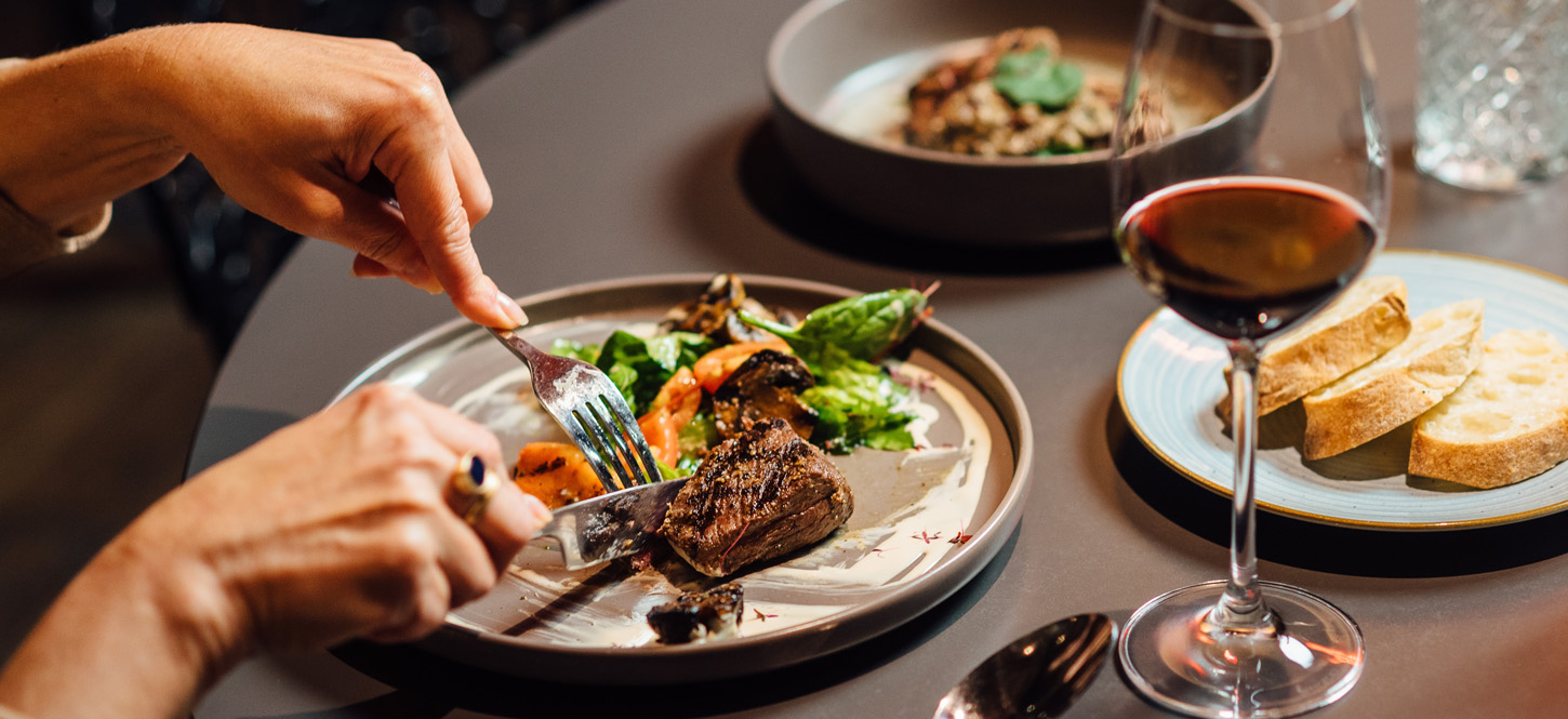 แขกกำลังรับประทานอาหาร Fine Dining ในกรุงเทพฯ
