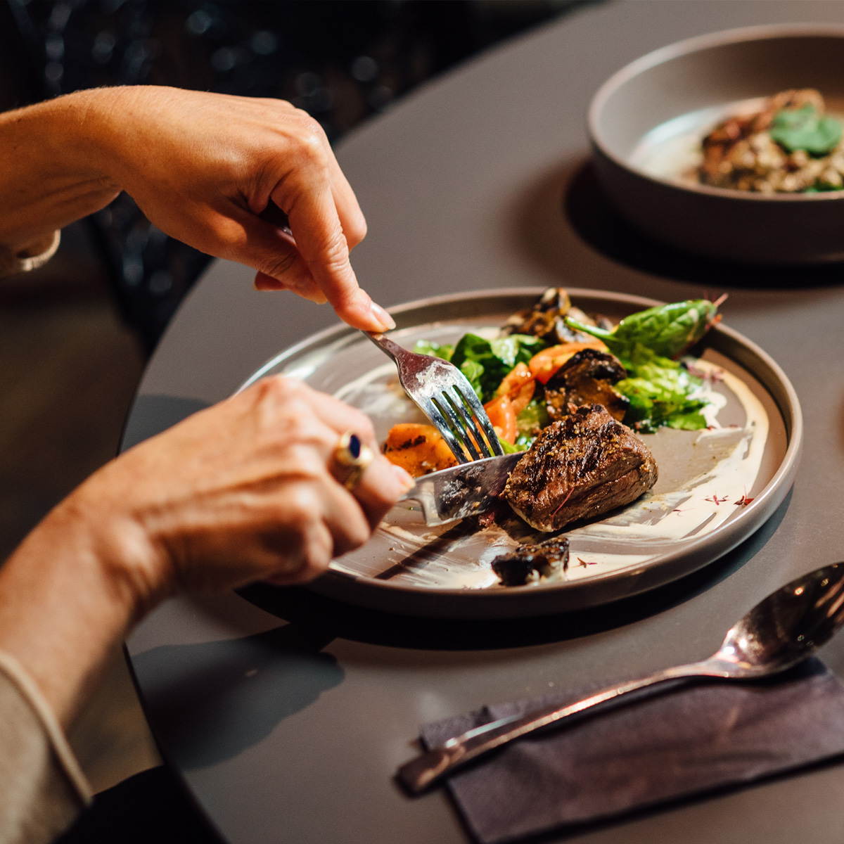 แขกกำลังรับประทานอาหาร Fine Dining ในกรุงเทพฯ